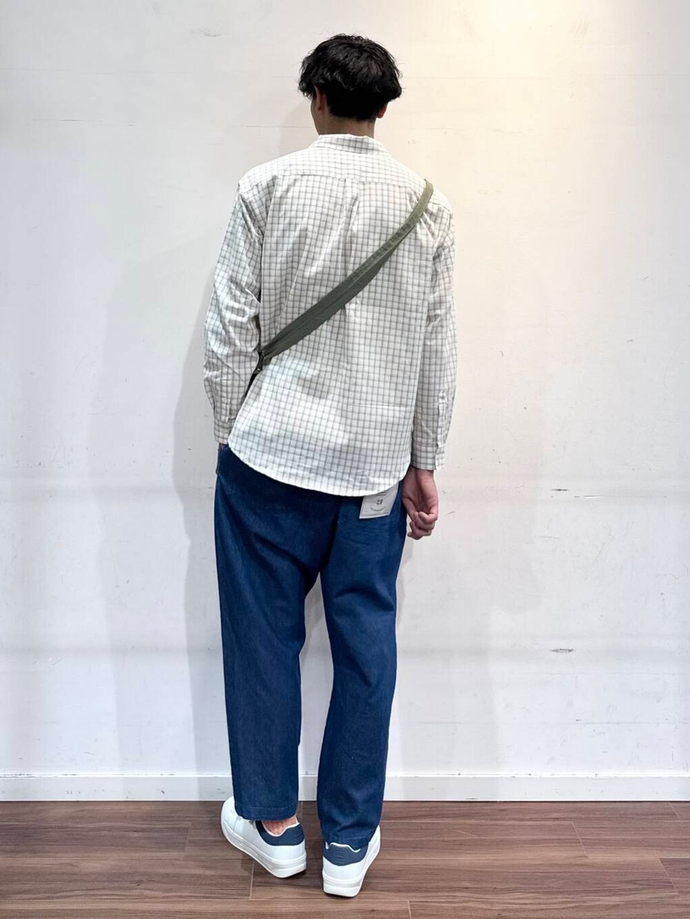 グリーン系のショルダーバッグ、ブルー系のその他パンツ、ホワイト系のシャツ/ブラウスを着用したメンズの春コーディネートの3枚目の写真
