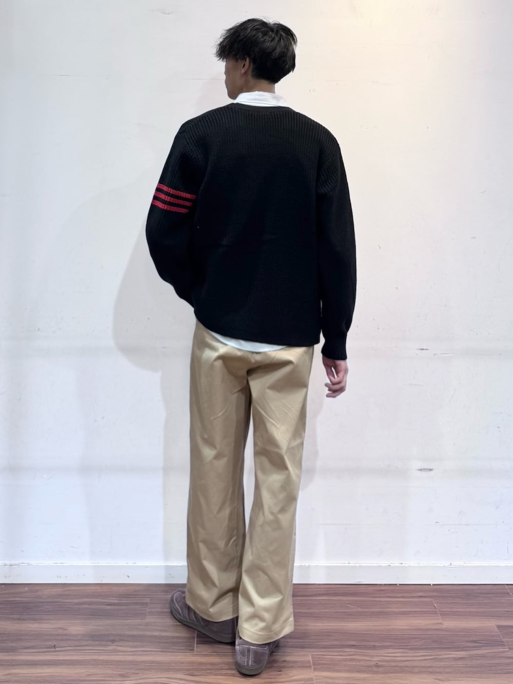 ブラック系のカーディガン/ボレロ、グレー系のシャツ/ブラウス、ベージュ系のその他パンツを着用したメンズの秋コーディネートの4枚目の写真