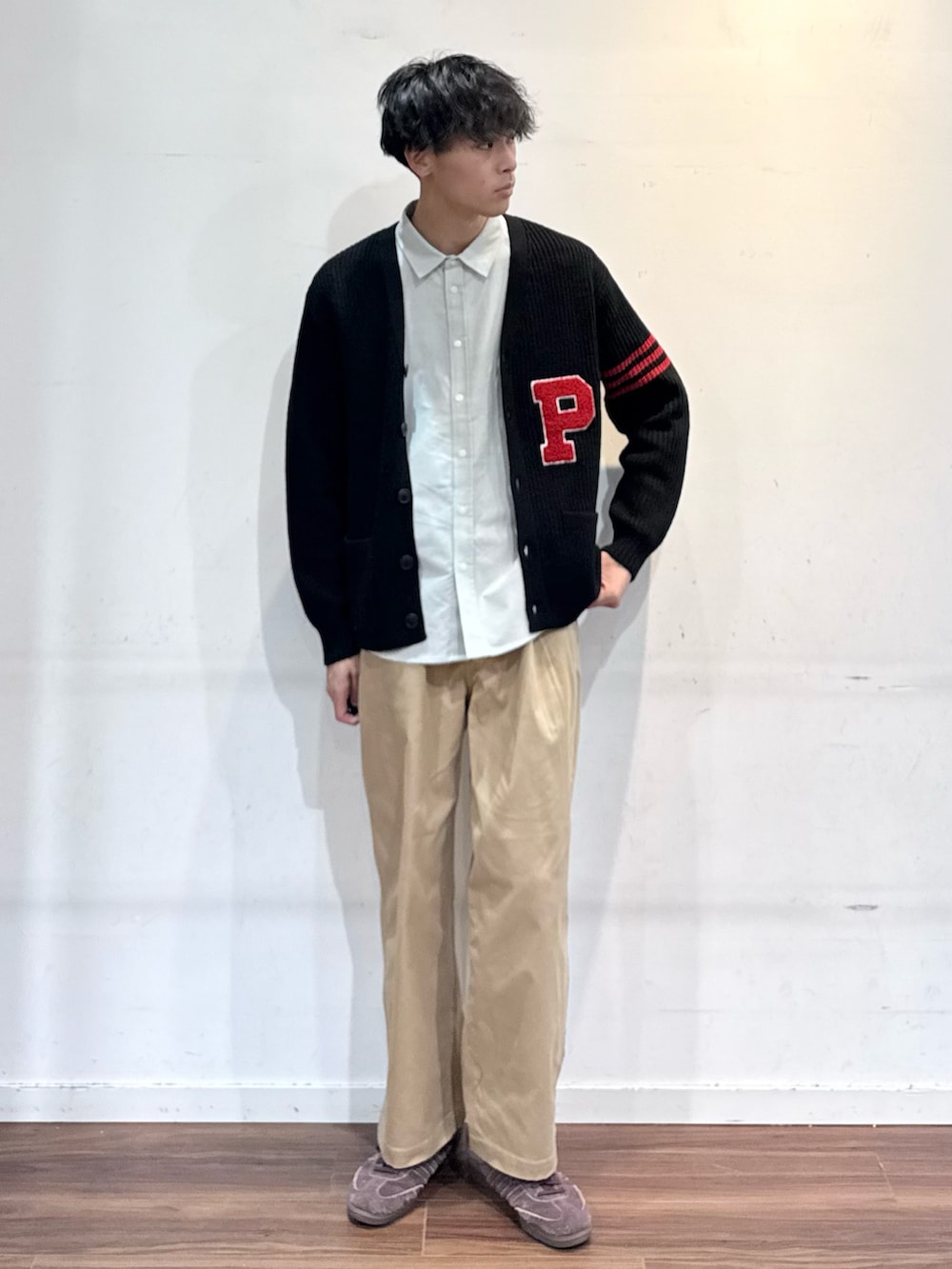 ブラック系のカーディガン/ボレロ、グレー系のシャツ/ブラウス、ベージュ系のその他パンツを着用したメンズの秋コーディネートの2枚目の写真