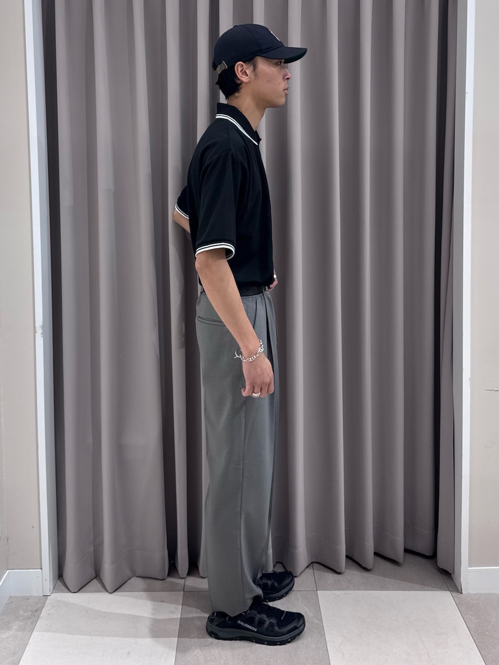 ブラック系のポロシャツ、グレー系のタンクトップ、グレー系のその他パンツを着用したメンズの夏コーディネートの4枚目の写真
