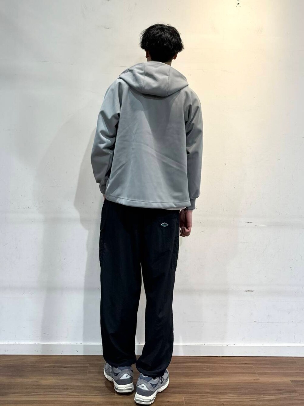 ブラック系のその他パンツ、グレー系のパーカー、ホワイト系のTシャツ/カットソーを着用したメンズの秋コーディネートの3枚目の写真