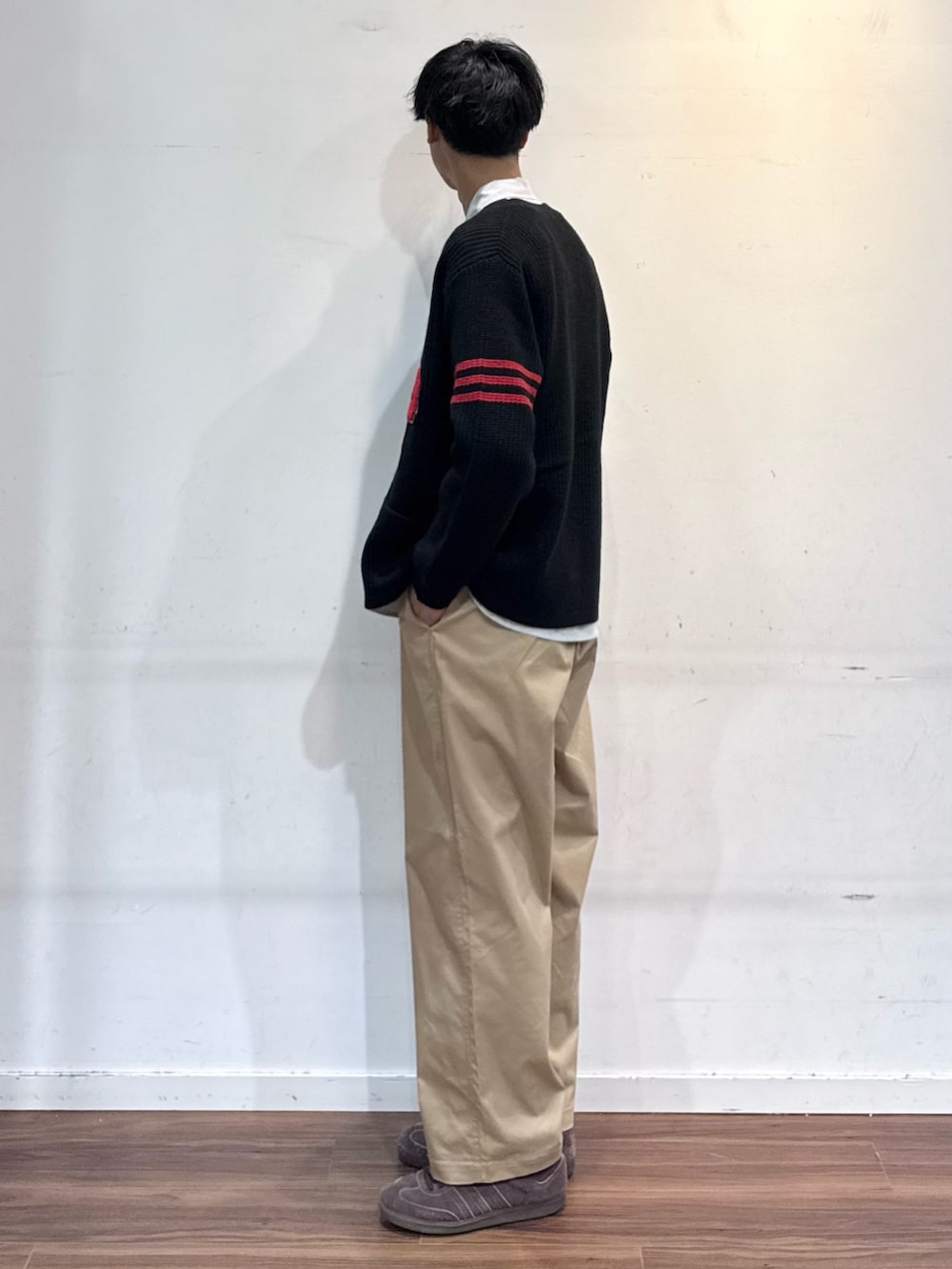 ブラック系のカーディガン/ボレロ、グレー系のシャツ/ブラウス、ベージュ系のその他パンツを着用したメンズの秋コーディネートの3枚目の写真