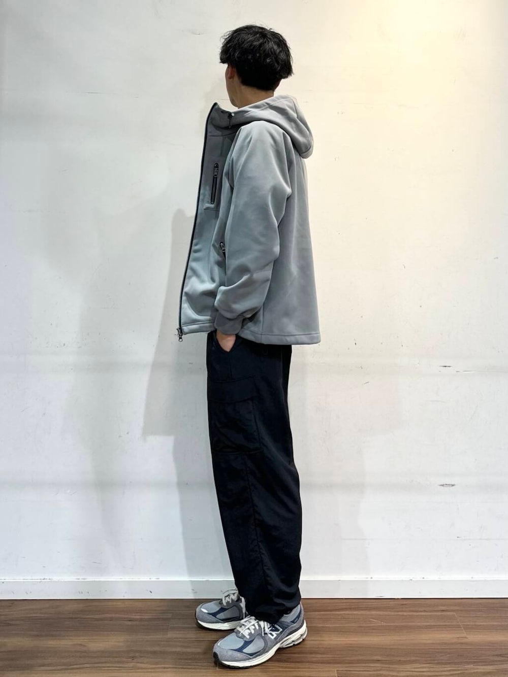 ブラック系のその他パンツ、グレー系のパーカー、ホワイト系のTシャツ/カットソーを着用したメンズの秋コーディネートの2枚目の写真