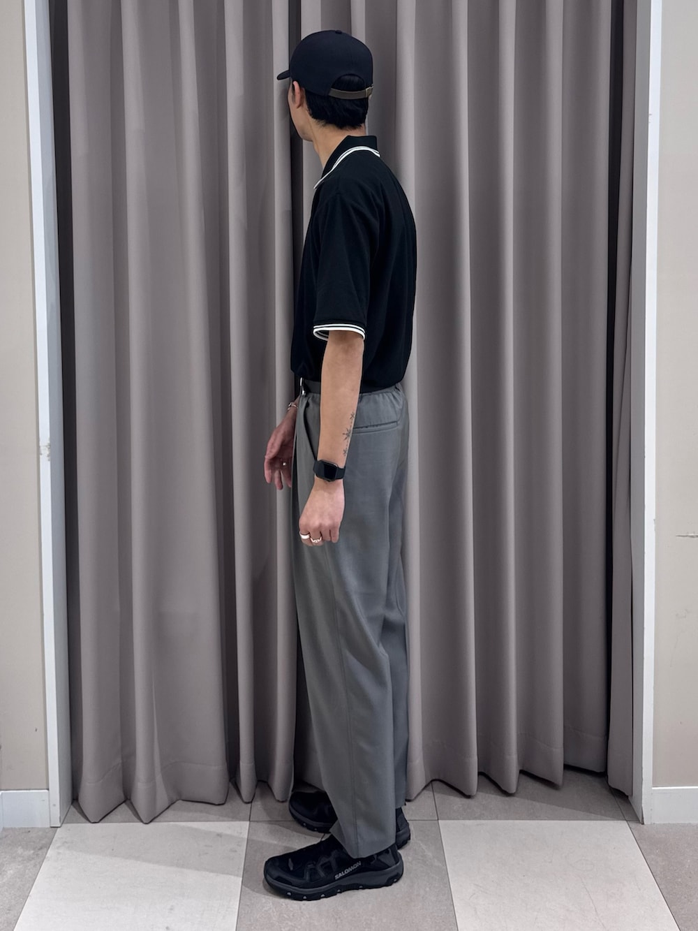 ブラック系のポロシャツ、グレー系のタンクトップ、グレー系のその他パンツを着用したメンズの夏コーディネートの3枚目の写真