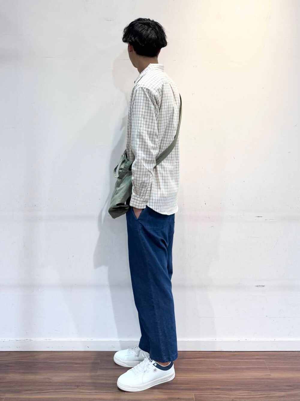 グリーン系のショルダーバッグ、ブルー系のその他パンツ、ホワイト系のシャツ/ブラウスを着用したメンズの春コーディネートの2枚目の写真