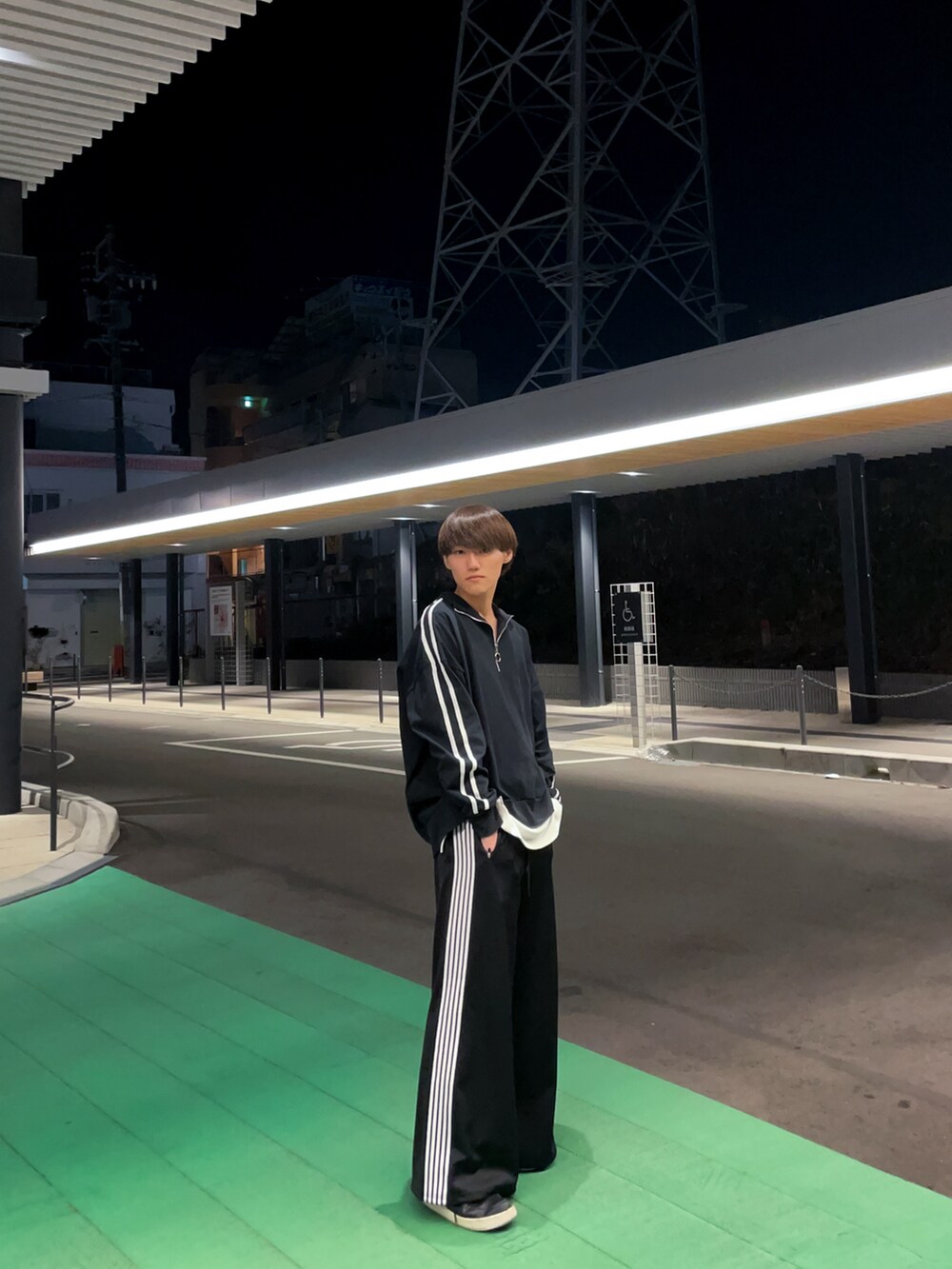「新星WEARISTAにエントリー、WEARyouthコーデ、マイベストコーデ2023、デートコーデ、秋冬コーデ、オールブラック、ダウンジャケット、ハーフジップ、レイヤードスタイル、ワイドパンツ、厚底シューズ」｜「ADRERのHI FUNCTIONALITY PAD ULTRA HEAT JACKET/ハイファンクショナリティパッドウルトラヒートジャケット（ダウンジャケット/コート、ブラック系）」を使った、しかせんさん（メンズ・172cm）の冬コーディネートの3枚目の写真