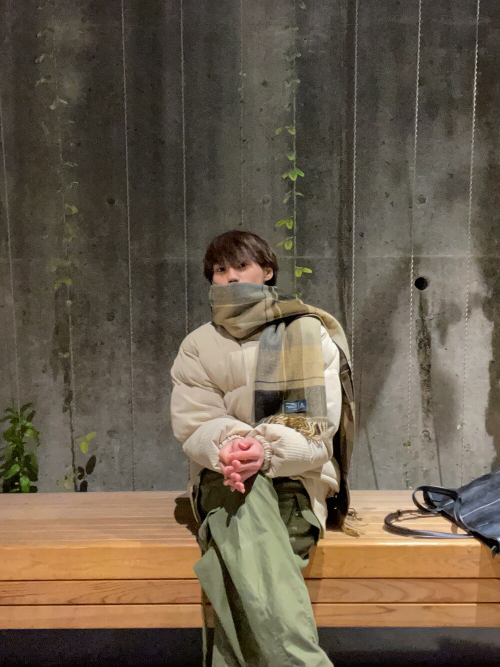 「新星WEARISTAにエントリー、WEARyouthコーデ、マフラーぐるぐる、冬アウター、ホワイトコーデ、クリスマスに着たい服、ダウンジャケット、カーゴパンツ、厚底シューズ、トートバッグ、古着MIX、カフェ」｜「古着のアイテム（ダウンジャケット/コート、ベージュ系）」を使った、しかせんさん（メンズ・172cm）の冬コーディネートの2枚目の写真