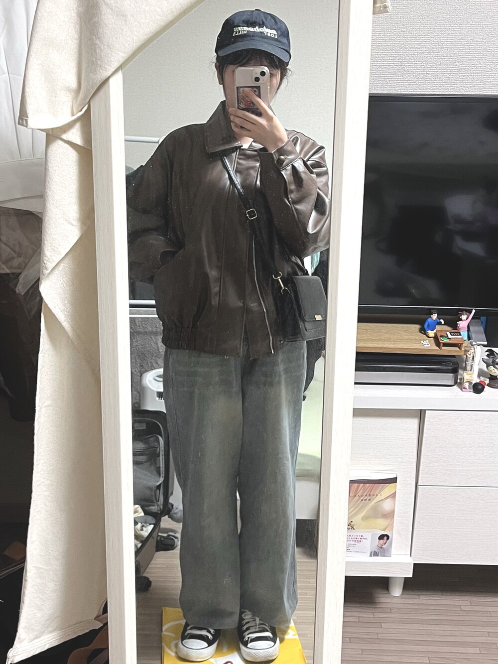 ホワイト系のTシャツ/カットソー、ブラウン系のその他アウター、ブラック系のショルダーバッグを着用したレディースの秋コーディネートの2枚目の写真