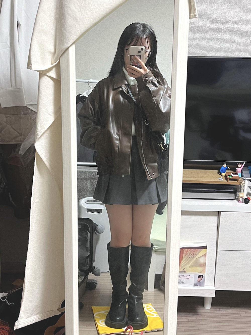 グレー系のスカート、ブラウン系のその他アウター、ホワイト系のシャツ/ブラウスを着用したレディースの秋コーディネートの2枚目の写真