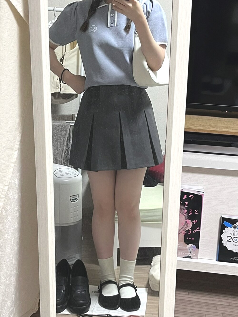 レッド系のショルダーバッグ、グレー系のスカートを着用したレディースの夏コーディネートの3枚目の写真