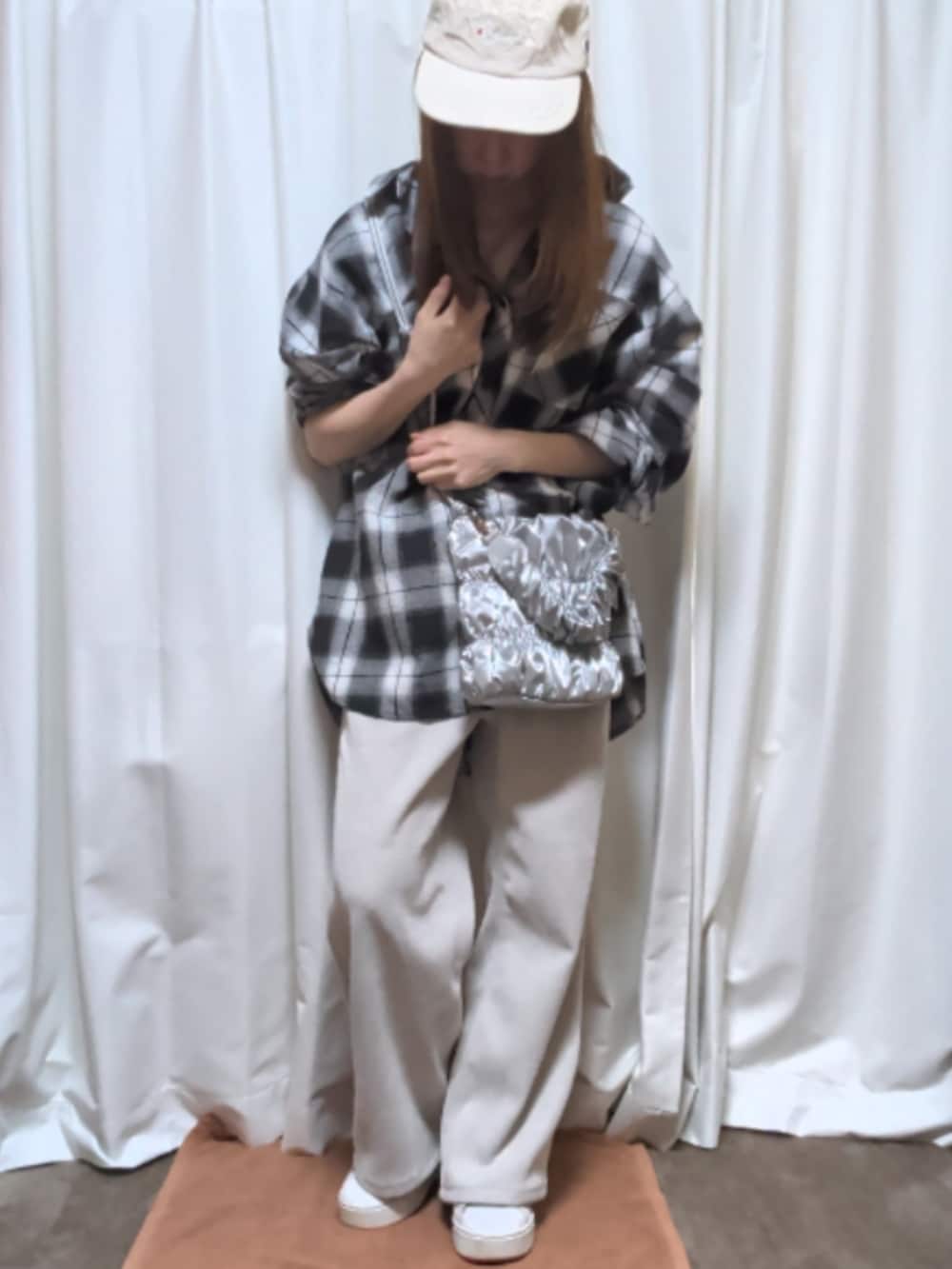 ホワイト系のパンツ、シルバー系のショルダーバッグ、その他のシャツ/ブラウスを着用したレディースの秋コーディネートの2枚目の写真