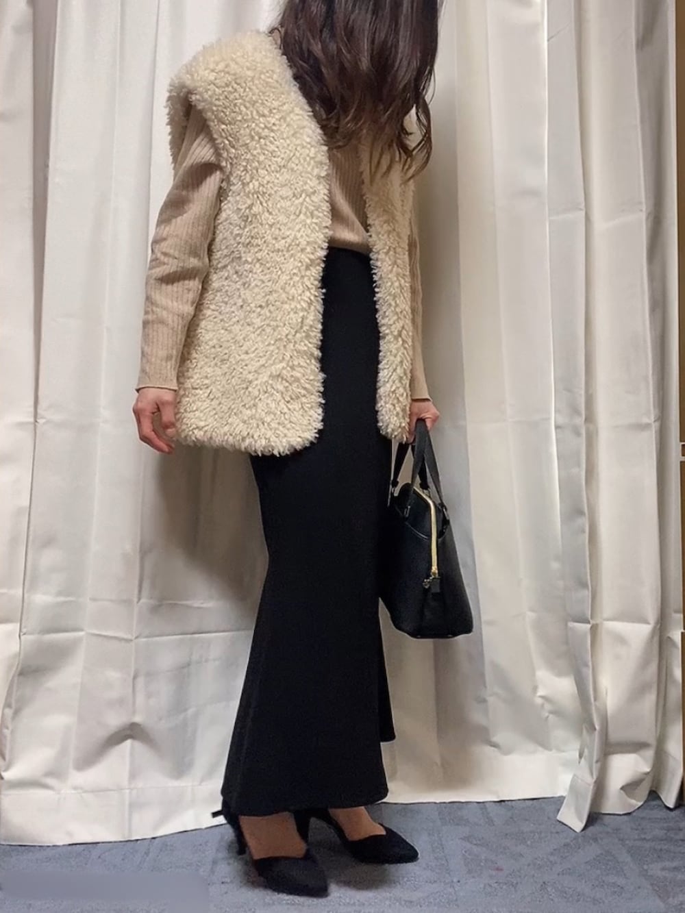 ホワイト系のジャケット/アウター、ブラック系のスカート、ブラック系のシューズを着用したレディースの春コーディネートの3枚目の写真