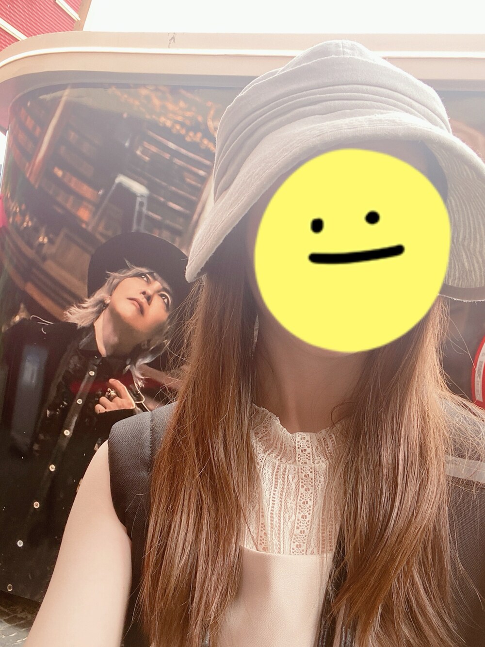 ピンク系のワンピース、ブラック系のバッグを着用したレディースの夏コーディネートの2枚目の写真