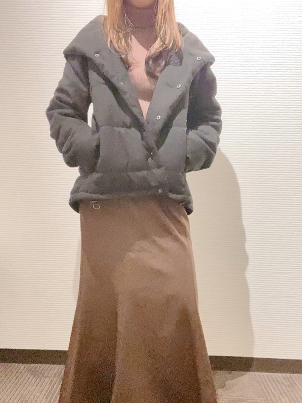 「真冬のあったかスタイル、オトナカジュアル、今日のコーデ、おでかけコーデ、着回しコーデ、低身長コーデ、ダウンジャケット、骨格ウェーブ、タートルネック、お出かけコーデ、チョコ色に染まれ」｜「earth music&ecologyのアイテム（ダウンベスト、ブラック系）」を使った、べーさん（レディース・144cm）の冬コーディネートの2枚目の写真