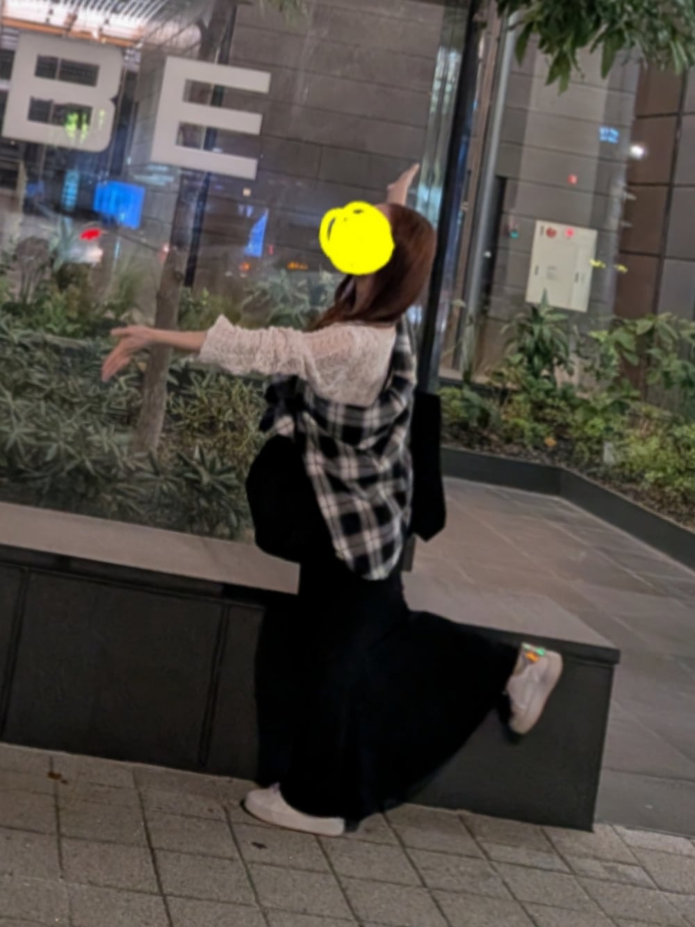 ブラック系のスカート、ブラック系のシャツ/ブラウス、ホワイト系のトップスを着用したレディースの秋コーディネートの2枚目の写真