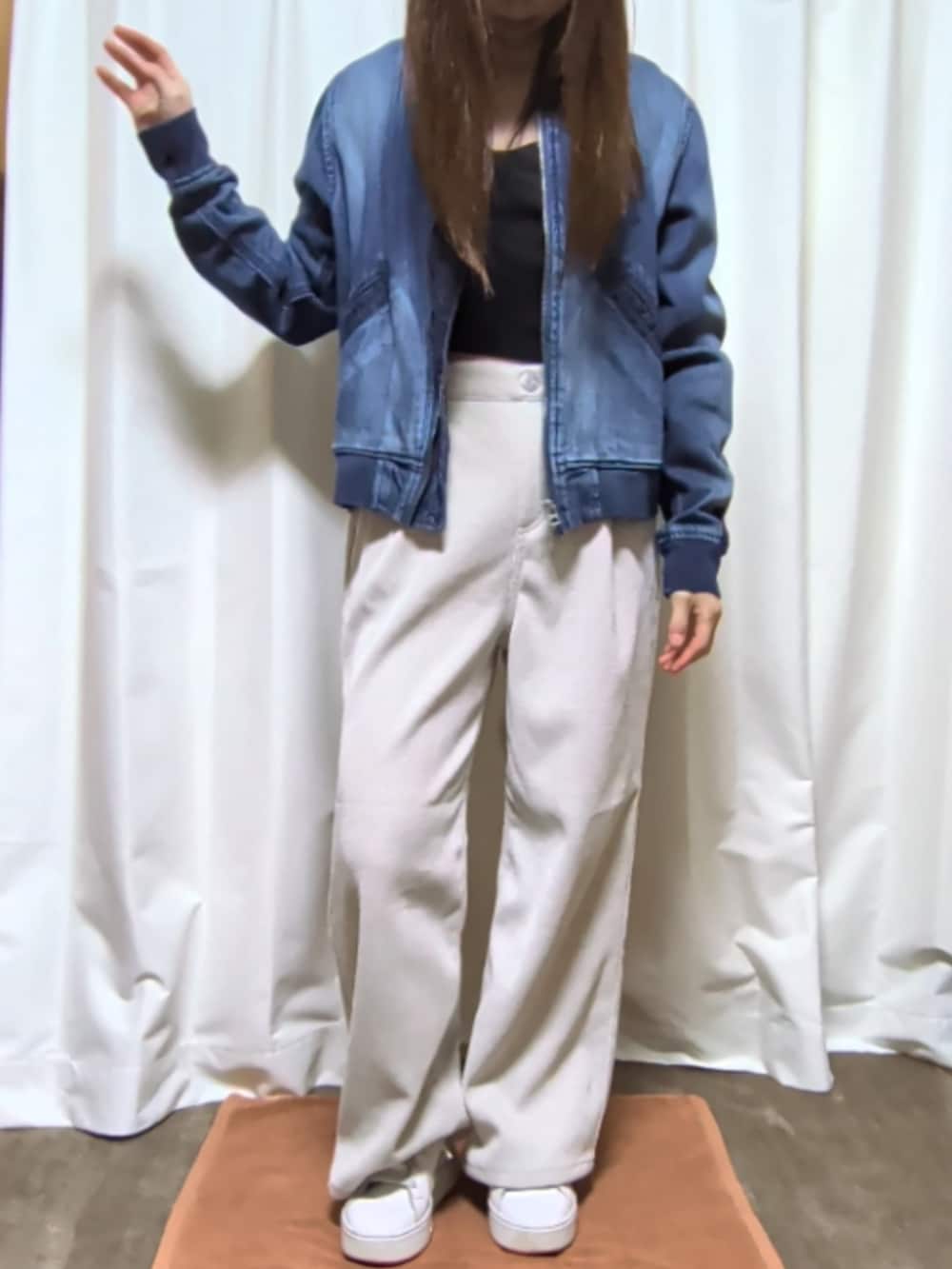 ホワイト系のパンツ、ブラック系のトップスを着用したレディースの春コーディネートの2枚目の写真