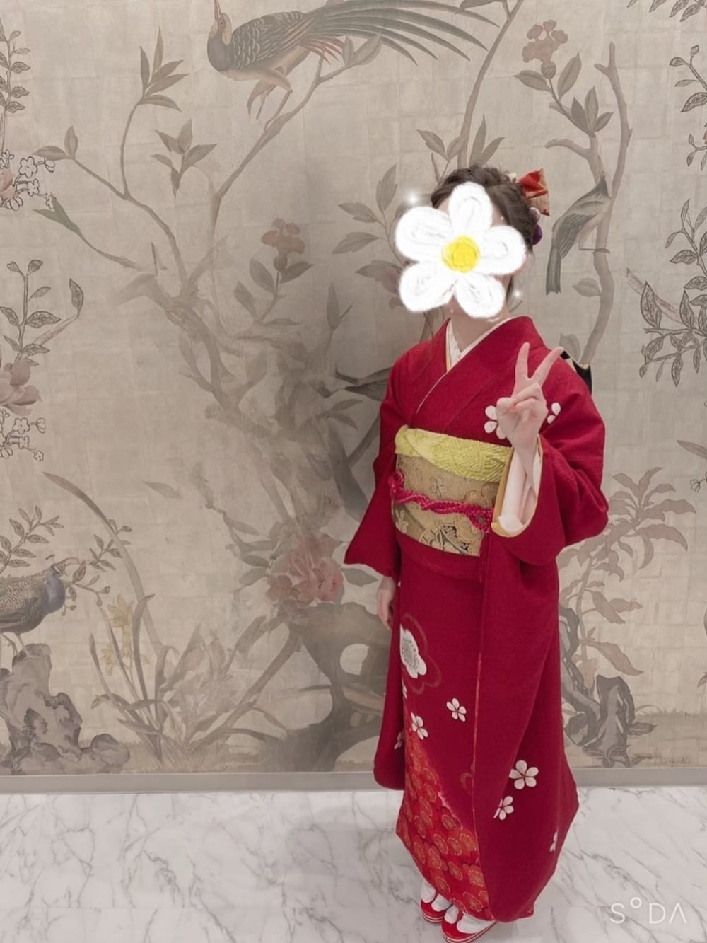 レッド系の着物を着用したレディースの冬コーディネートの2枚目の写真