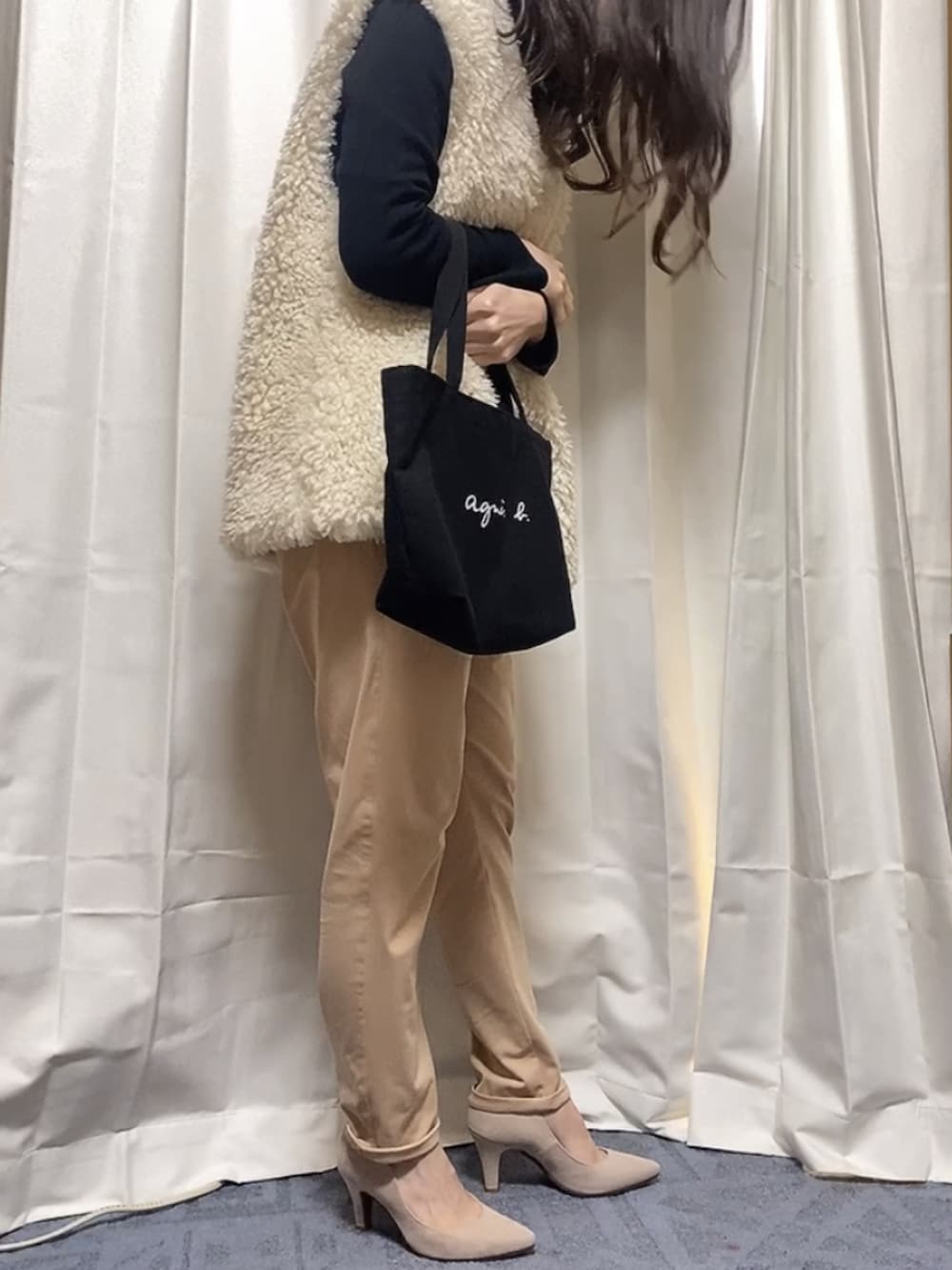 ブラック系のトートバッグ、ピンク系のパンツ、ホワイト系のジャケット/アウターを着用したレディースの春コーディネートの2枚目の写真