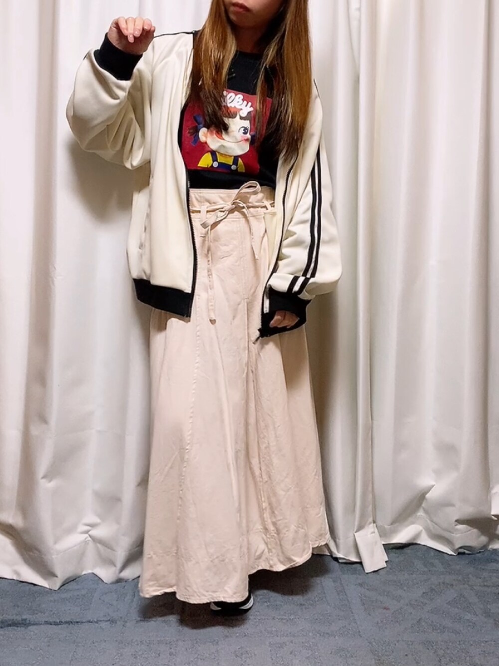 ホワイト系のデニムスカート、ホワイト系のジャケット/アウター、ブラック系のスニーカーを着用したレディースの春コーディネートの2枚目の写真