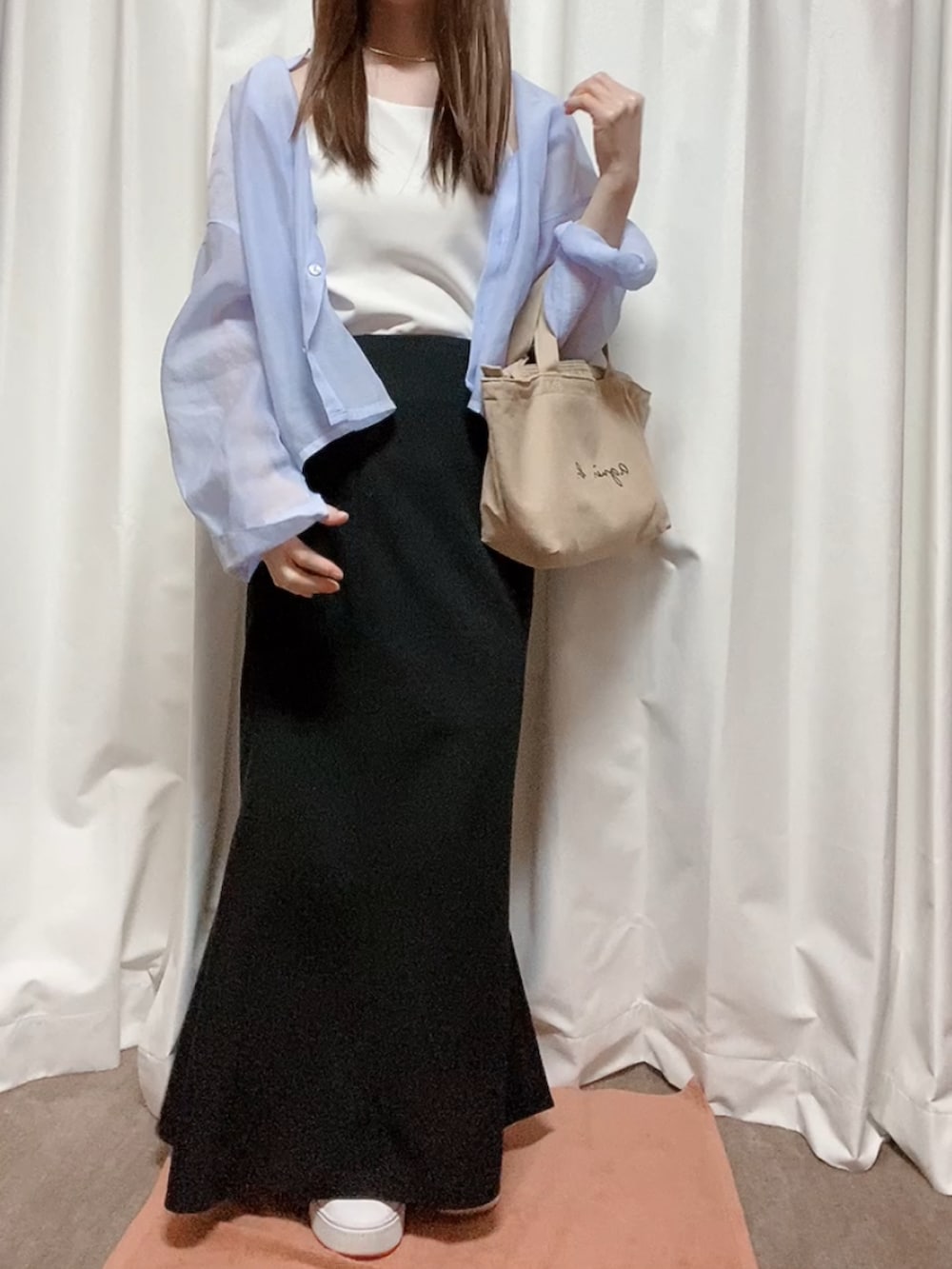 「シンプルコーデ、レイヤードスタイル、シャツスタイル、大人かわいい、夏コーデ、スニーカーコーデ、春夏コーデ、低身長女子、骨格ウェーブ、大人カジュアルコーデ、プチプラコーデ、シアーシャツ、きれいめコーデ」｜「agnes b.のアイテム（ハンドバッグ、ベージュ系）」を使った、べーさん（骨格ウェーブ・レディース・145cm）の春コーディネートの2枚目の写真
