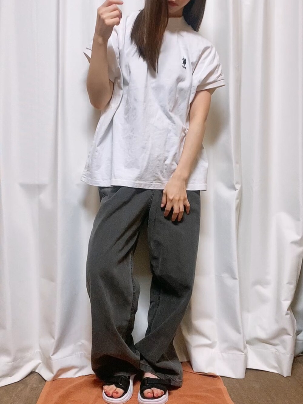 ホワイト系のTシャツ/カットソー、ブラック系のデニムパンツ、ブラック系のサンダルを着用したレディースの夏コーディネートの2枚目の写真