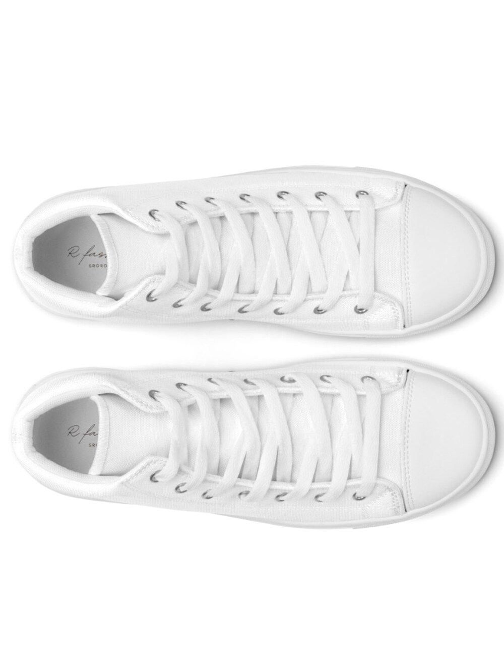 ブルー系のデニムパンツ、ホワイト系のスニーカーを着用したレディースの冬コーディネートの2枚目の写真