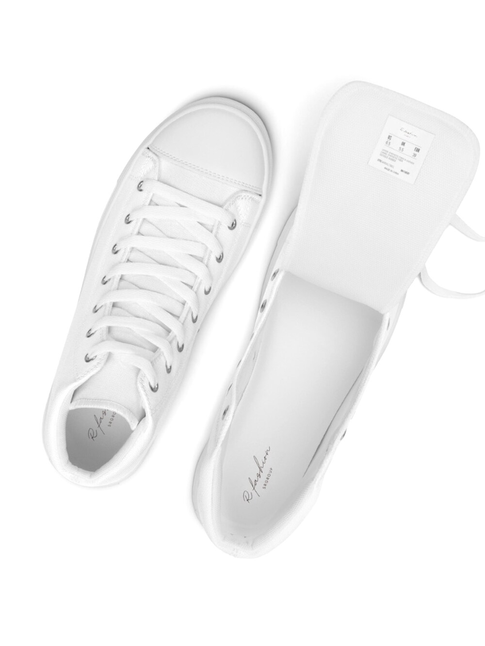 ブルー系のデニムパンツ、ホワイト系のスニーカーを着用したレディースの冬コーディネートの4枚目の写真