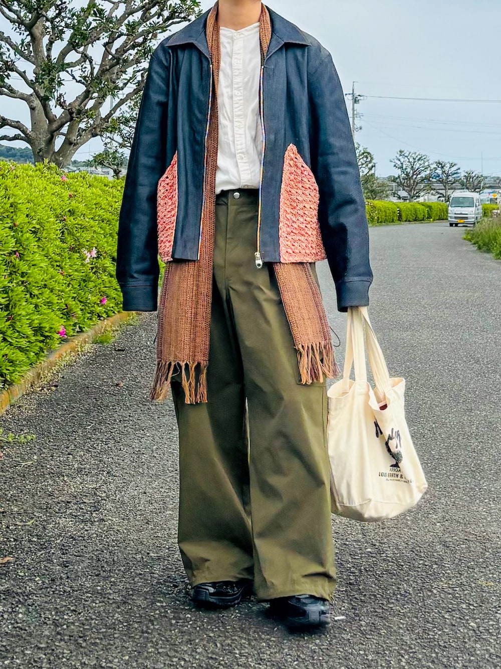 「メガネ男子、デニムジャケット、デニム、カーゴパンツ、カジュアルコーデ、トートバッグ、スニーカー、黒スニーカー、ストール、アメカジ、春コーデ、春アウター、休日スタイル、シャツスタイル、古着MIX」｜「MM6 Maison MargielaのSNEAKERS(MEN)（スニーカー、ブラック系）」を使った、soshunさん（メンズ・169cm）の春コーディネートの2枚目の写真