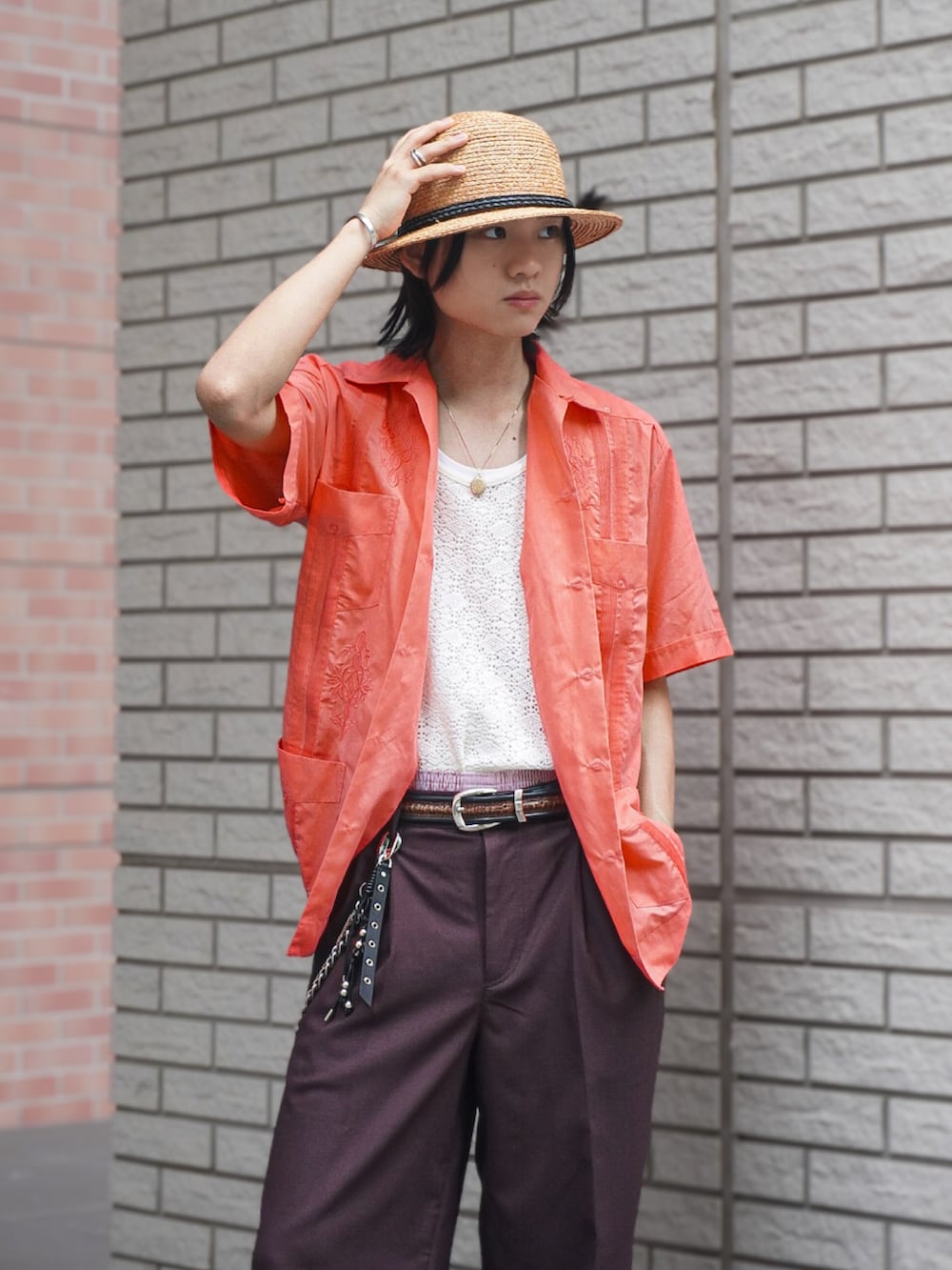 ホワイト系のシャツ/ブラウス、ブラウン系のスラックス、その他のサンダルを着用したメンズの夏コーディネートの2枚目の写真