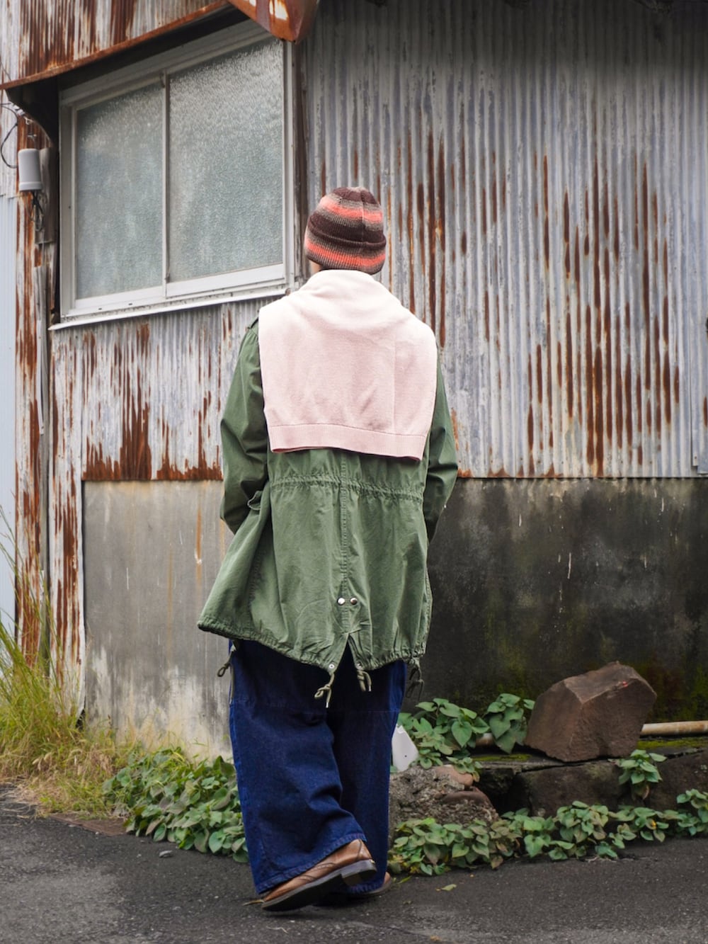 ブルー系のシャツ/ブラウス、ブルー系のデニムパンツ、ブラウン系のベストを着用したメンズの秋コーディネートの2枚目の写真