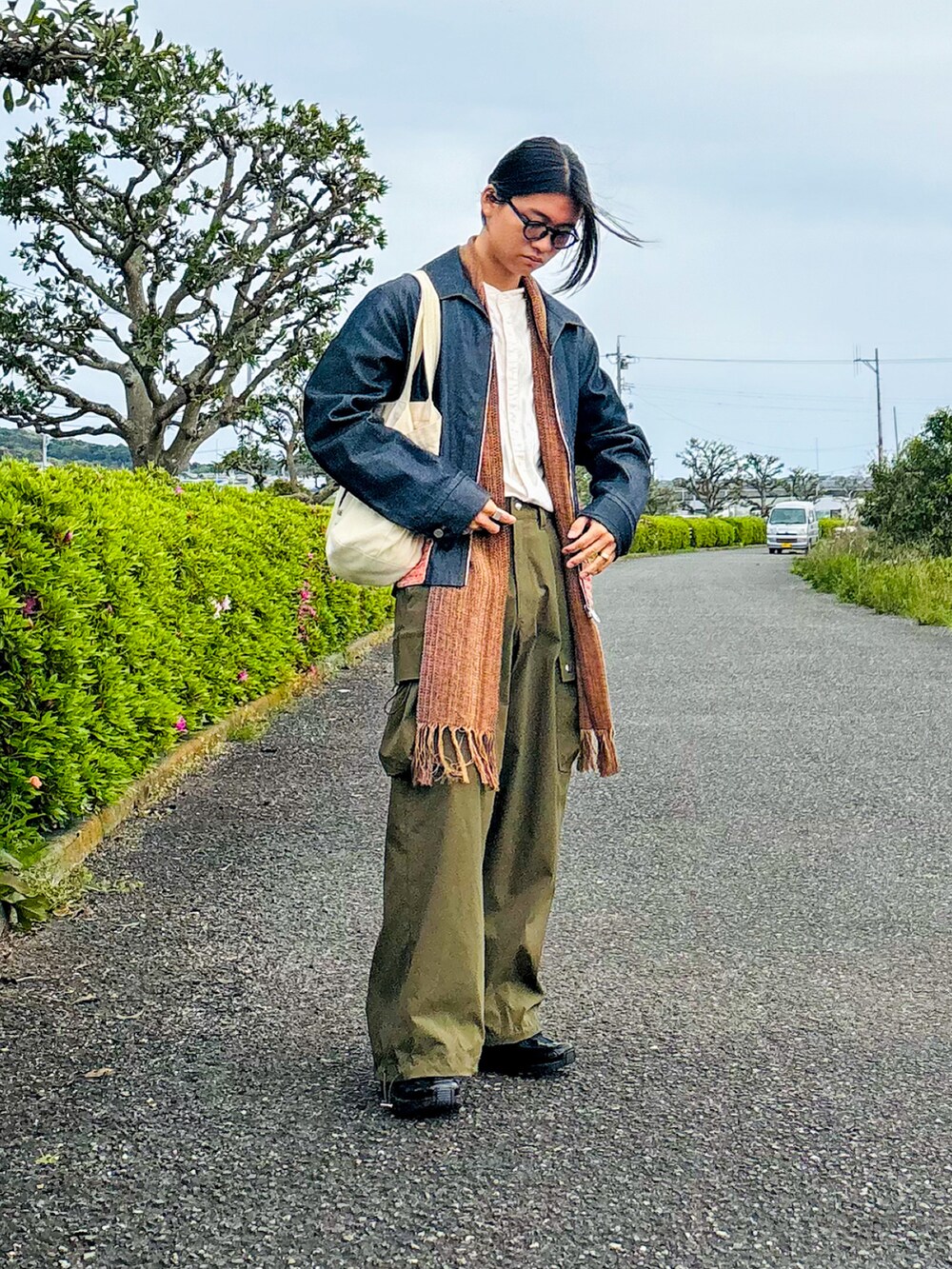 「メガネ男子、デニムジャケット、デニム、カーゴパンツ、カジュアルコーデ、トートバッグ、スニーカー、黒スニーカー、ストール、アメカジ、春コーデ、春アウター、休日スタイル、シャツスタイル、古着MIX」｜「MM6 Maison MargielaのSNEAKERS(MEN)（スニーカー、ブラック系）」を使った、soshunさん（メンズ・169cm）の春コーディネートの4枚目の写真