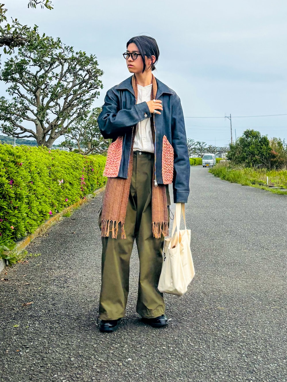 「メガネ男子、デニムジャケット、デニム、カーゴパンツ、カジュアルコーデ、トートバッグ、スニーカー、黒スニーカー、ストール、アメカジ、春コーデ、春アウター、休日スタイル、シャツスタイル、古着MIX」｜「MM6 Maison MargielaのSNEAKERS(MEN)（スニーカー、ブラック系）」を使った、soshunさん（メンズ・169cm）の春コーディネートの3枚目の写真