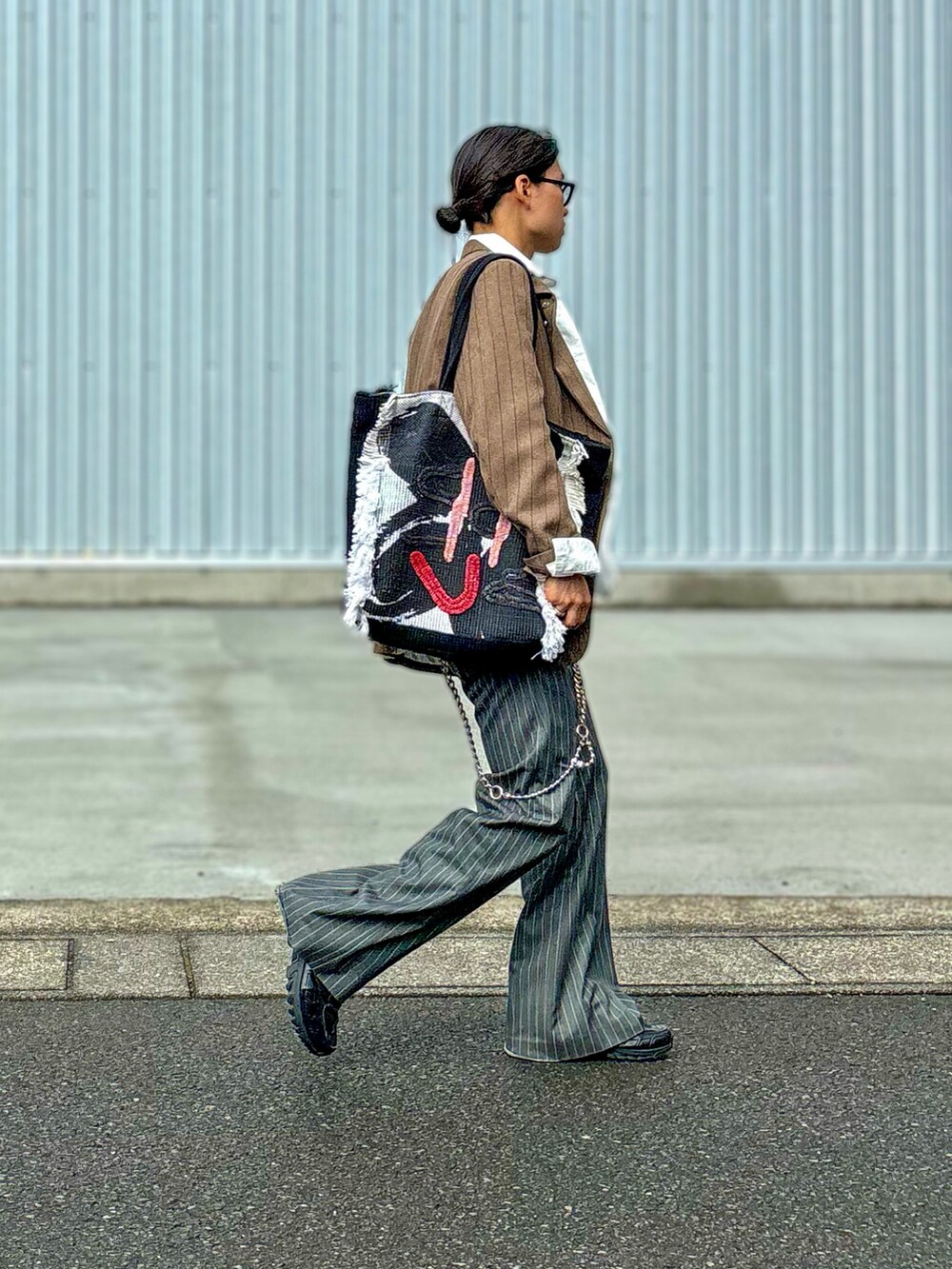 「秋コーデ、レイヤードスタイル、スラックス、フレアパンツ、メガネ男子、テーラードジャケット、スポーツミックス、トートバッグ、お出かけコーデ、古着MIX、デートコーデ、ブラウン、淡色コーデ、スニーカー、ストライプ」|「shikitariのアイテム(スラックス、グレー系)」を使った、soshunさん(メンズ・169cm)の秋コーディネートの2枚目の写真