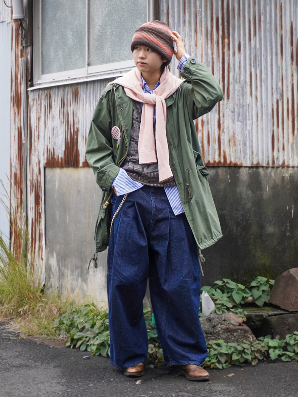 ブルー系のシャツ/ブラウス、ブルー系のデニムパンツ、ブラウン系のベストを着用したメンズの秋コーディネートの4枚目の写真