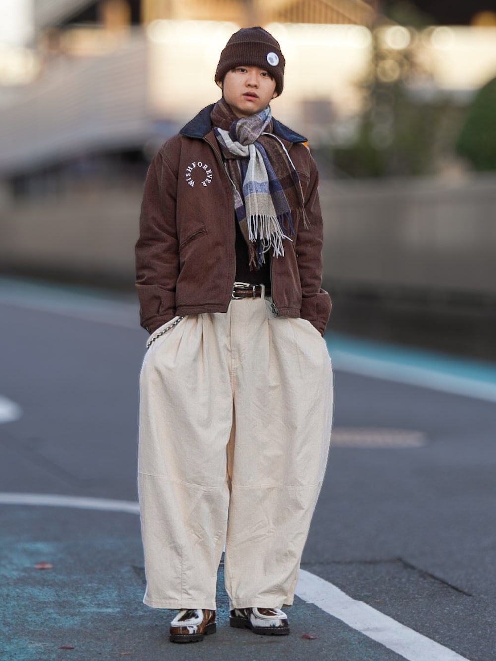 ブラウン系のブルゾン、その他のその他パンツ、ブラウン系のシューズを着用したメンズの秋コーディネートの4枚目の写真