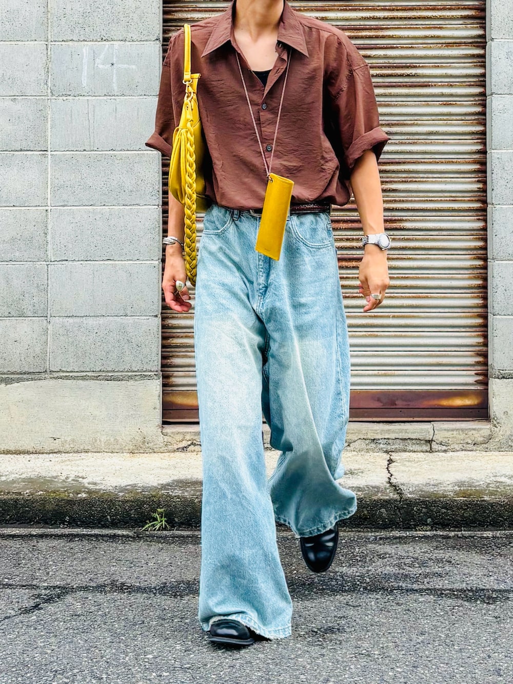 「ブラウン、シャツスタイル、淡色コーデ、秋服準備はじめました、ブーツ、きれいめカジュアル、ショルダーバッグ、デニム、バギーパンツ、サングラス、メガネ男子、デニムパンツ、革靴、デートコーデ、お出かけコーデ」｜「EMMA CLOTHESのシアーS/Sルーズシャツ EMMA CLOTHES 2024SS（シャツ/ブラウス、ブラウン系）」を使った、soshunさん（メンズ・169cm）の夏コーディネートの2枚目の写真