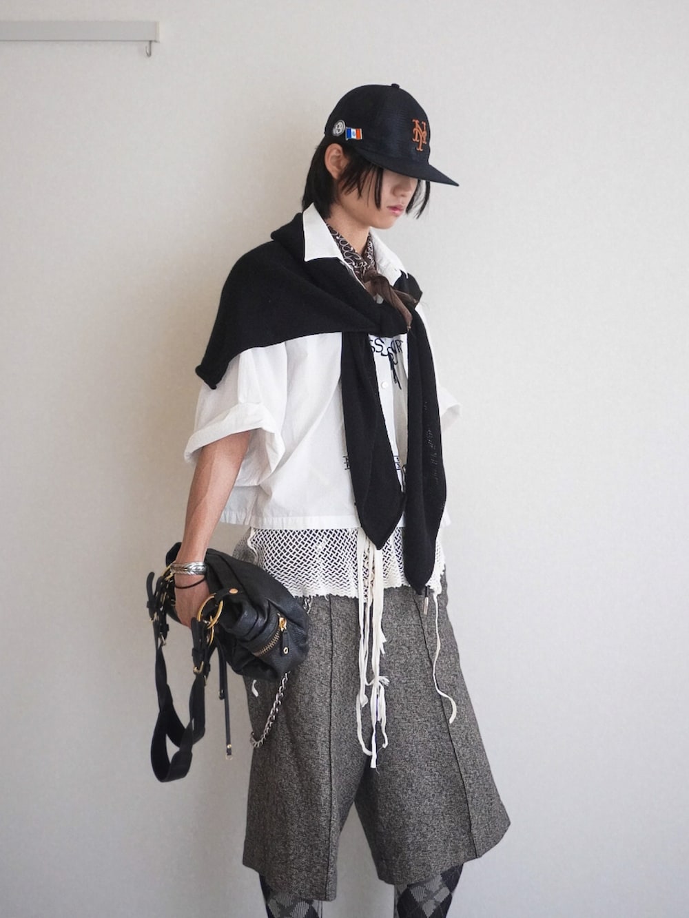 ベージュ系のその他パンツ、ホワイト系のシャツ/ブラウス、ホワイト系のタンクトップを着用したメンズの夏コーディネートの2枚目の写真