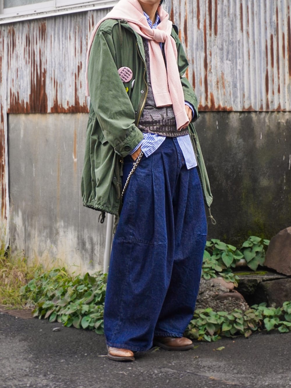 ブルー系のシャツ/ブラウス、ブルー系のデニムパンツ、ブラウン系のベストを着用したメンズの秋コーディネートの3枚目の写真