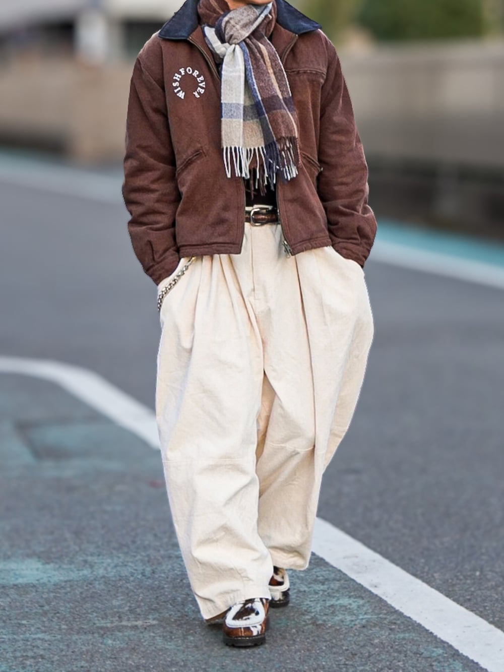 ブラウン系のブルゾン、その他のその他パンツ、ブラウン系のシューズを着用したメンズの秋コーディネートの3枚目の写真