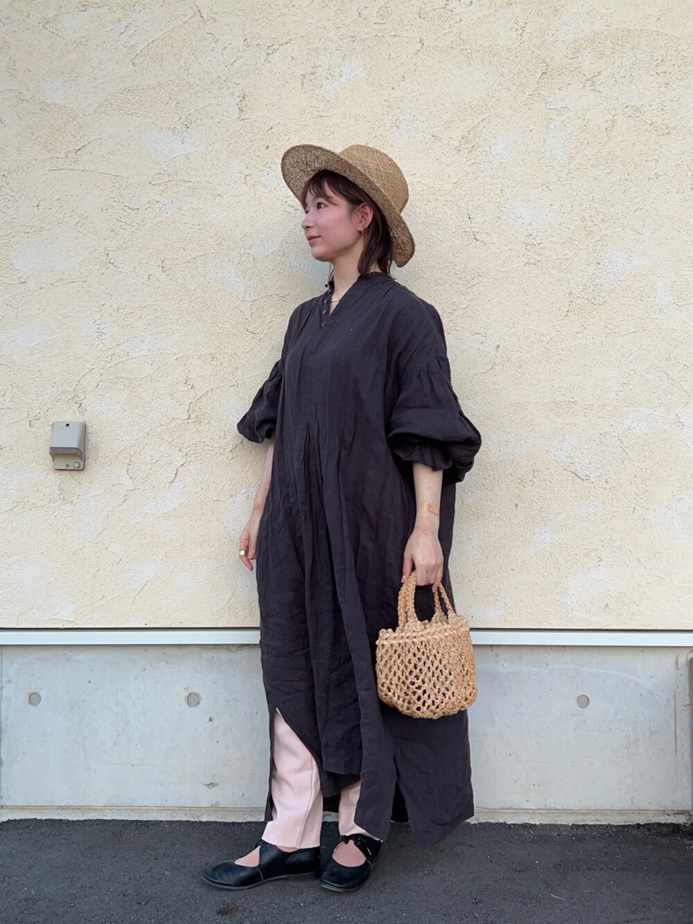 ベージュ系のかごバッグ、ブラック系のローファー、グレー系のワンピースを着用したレディースの春コーディネートの2枚目の写真