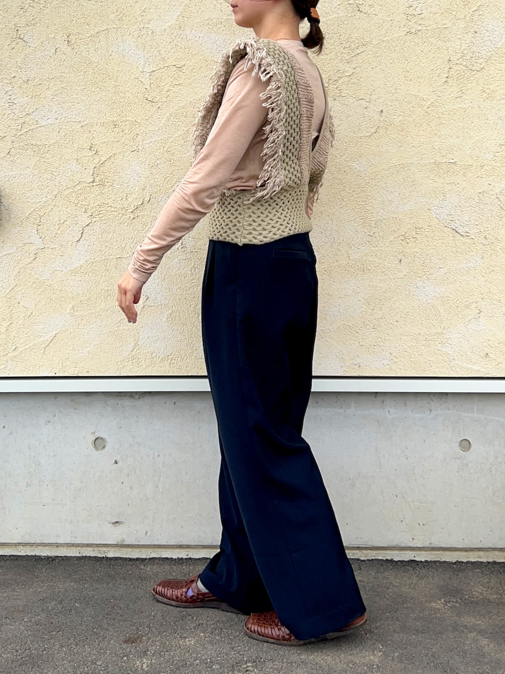 ピンク系のTシャツ/カットソー、ベージュ系のベスト、ブラウン系のローファーを着用したレディースの夏コーディネートの2枚目の写真