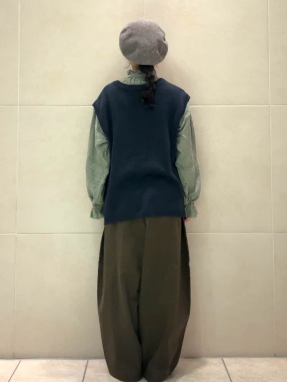 グリーン系のシャツ/ブラウス、ブルー系のベスト、グリーン系のその他パンツを着用したレディースの秋コーディネートの2枚目の写真