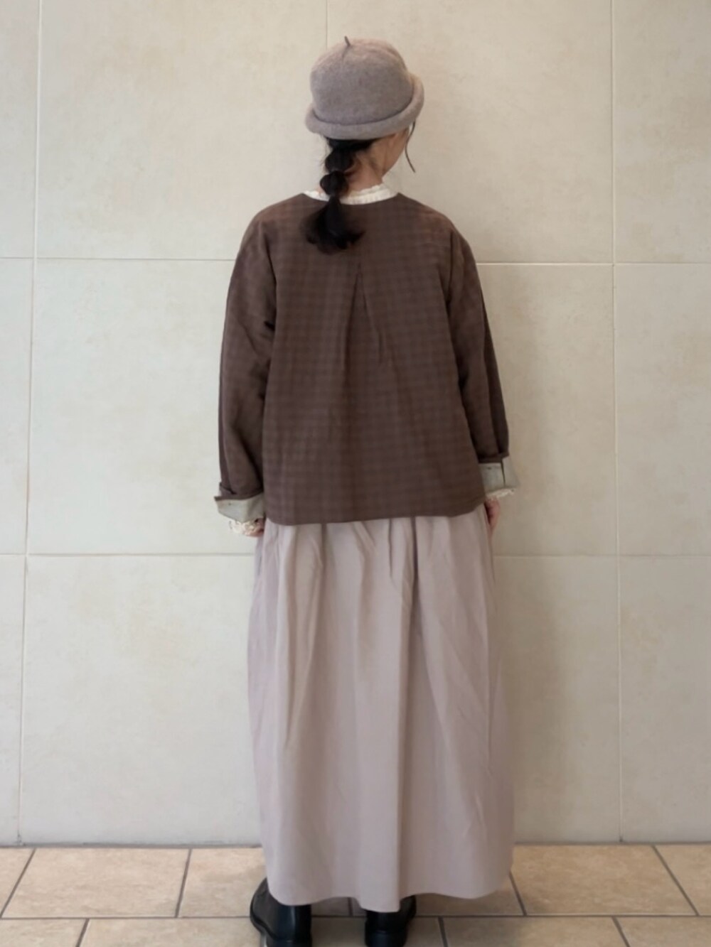 ブラウン系のノーカラージャケット、ホワイト系のシャツ/ブラウス、ベージュ系のワンピースを着用したレディースの秋コーディネートの2枚目の写真