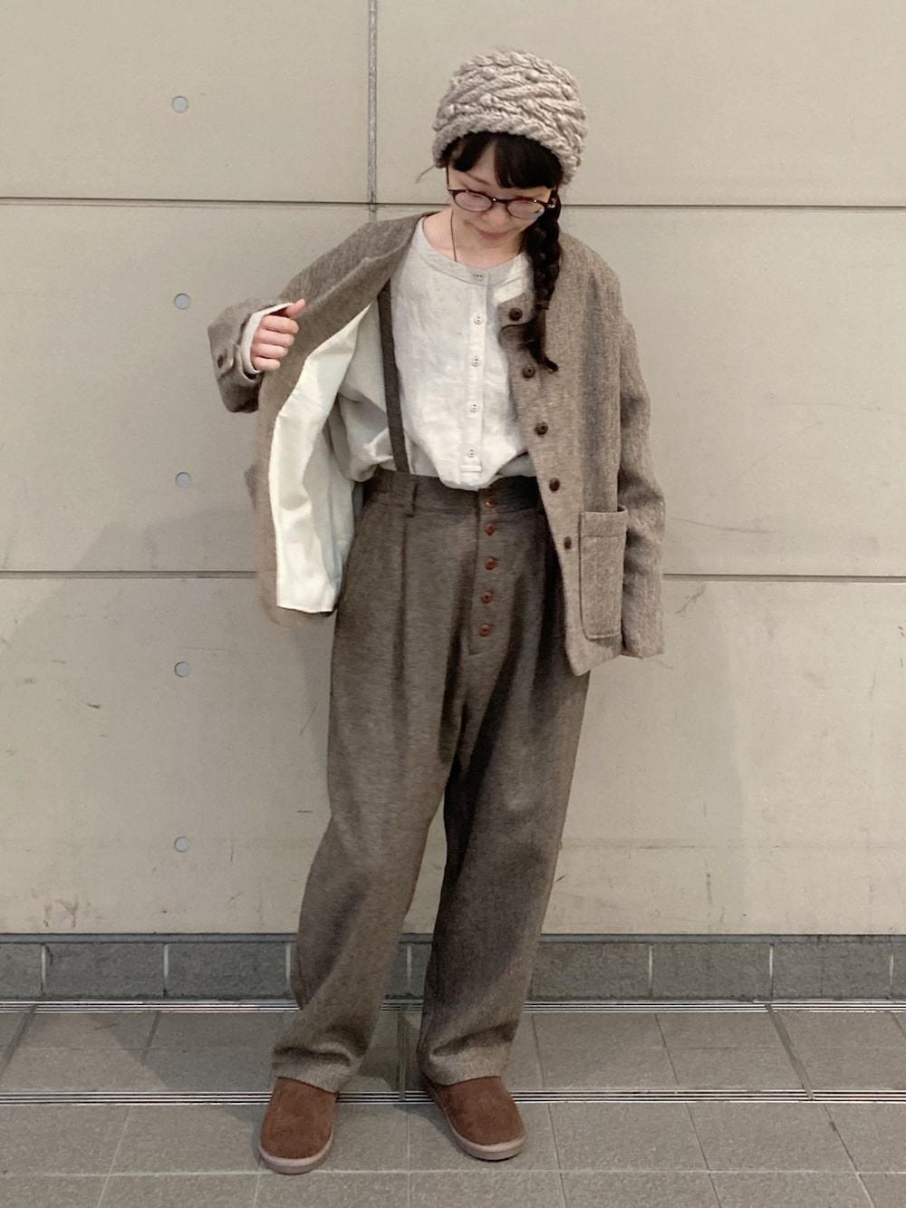 ブラウン系のノーカラーコート、ベージュ系のシャツ/ブラウス、ブラウン系のその他パンツを着用したレディースの秋コーディネートの2枚目の写真