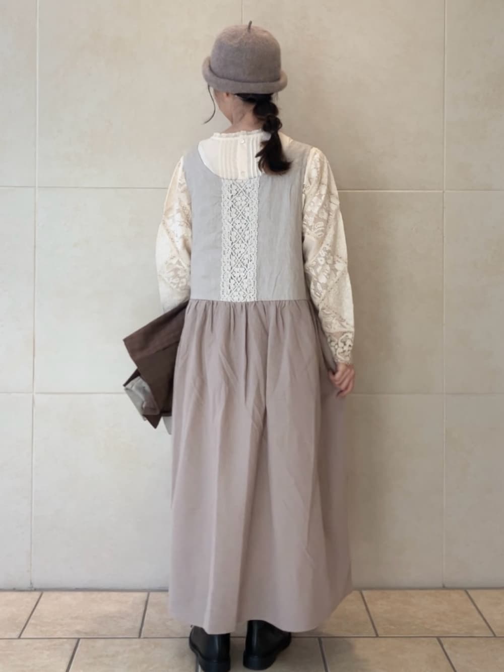 ホワイト系のシャツ/ブラウス、ベージュ系のワンピース、ブラウン系のノーカラージャケットを着用したレディースの秋コーディネートの2枚目の写真