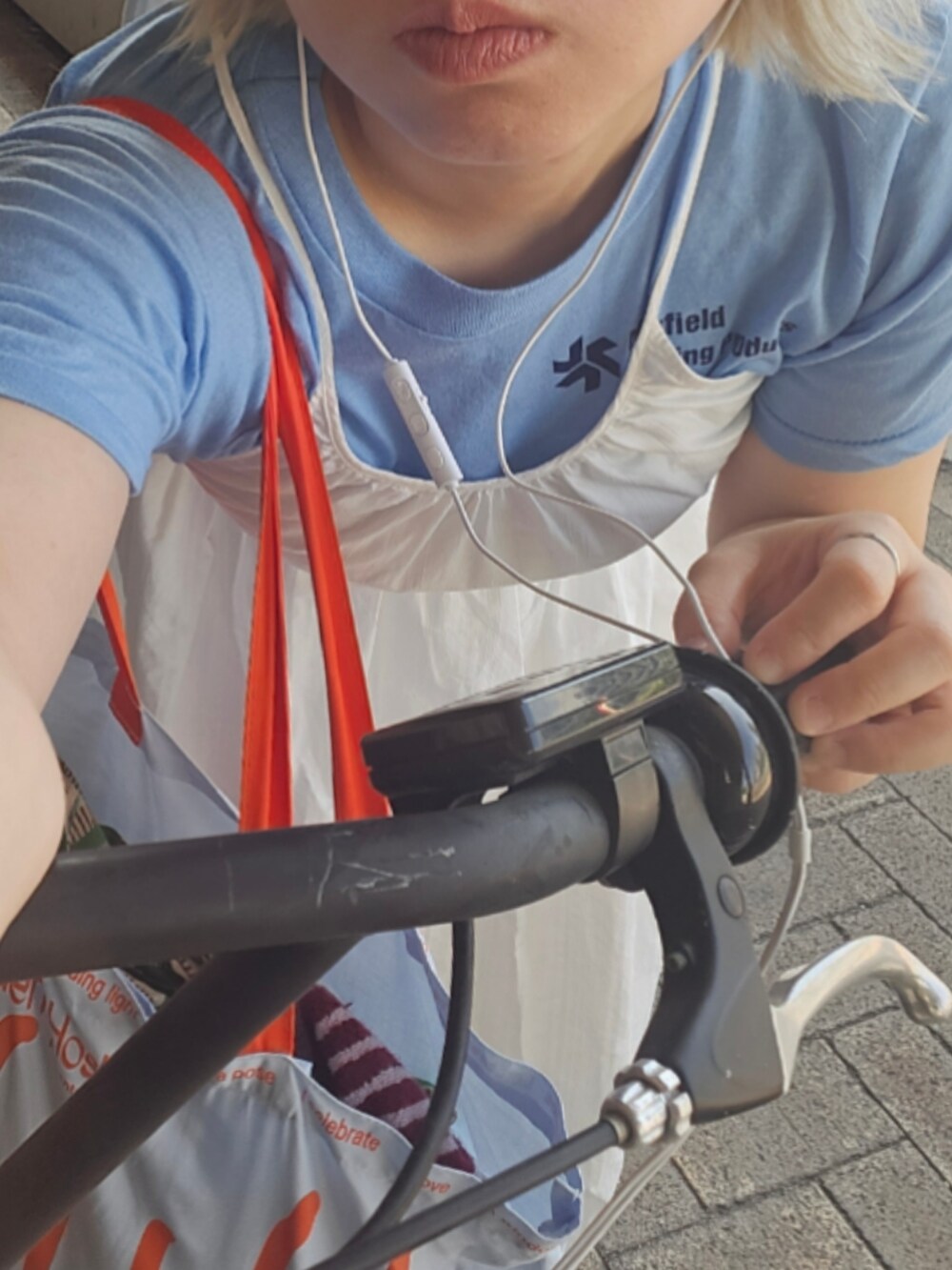 ホワイト系のワンピースを着用したレディースの夏コーディネートの2枚目の写真