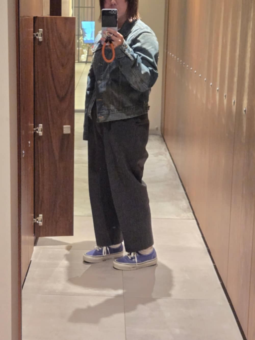 ブルー系のデニムジャケット、その他のバッジを着用したレディースの春コーディネートの2枚目の写真