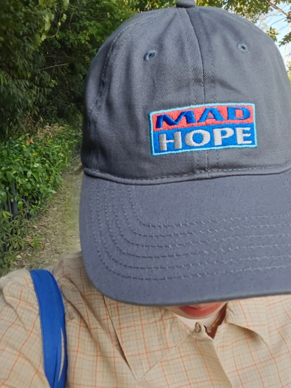 ブルー系のデニムパンツ、ベージュ系のサンダル、イエロー系のシャツ/ブラウスを着用したレディースの夏コーディネートの2枚目の写真