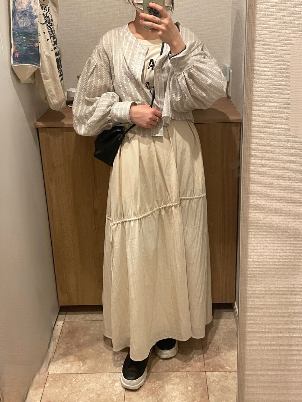 ホワイト系のスカートを着用したレディースの夏コーディネートの2枚目の写真