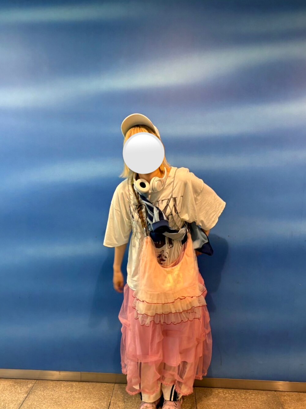 ピンク系のスカート、ピンク系のショルダーバッグ、ホワイト系のその他パンツを着用したレディースの夏コーディネートの2枚目の写真